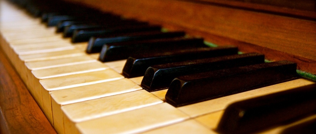 Piano Keyboard. 0460064C-A583-48F6-A048-56567E6F0A61 Piano keyboard