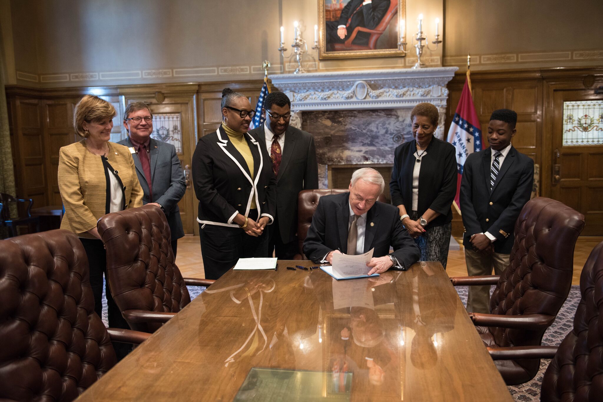 Arkansas Act 451 ceremonial signing on March 31, 2017. Credit: Governor’s office. Arkansas Governor Asa Hutchinson signs Act 451, thus designating the Delta portion of U.S. Highway 65 as the Delta Rhythm & Bayous Highway. This is one key step in the heritage tourism plan developed by the Delta Rhythm & Bayous Alliance. Credit: Arkansas Governor’s Office / governor’s office photographer