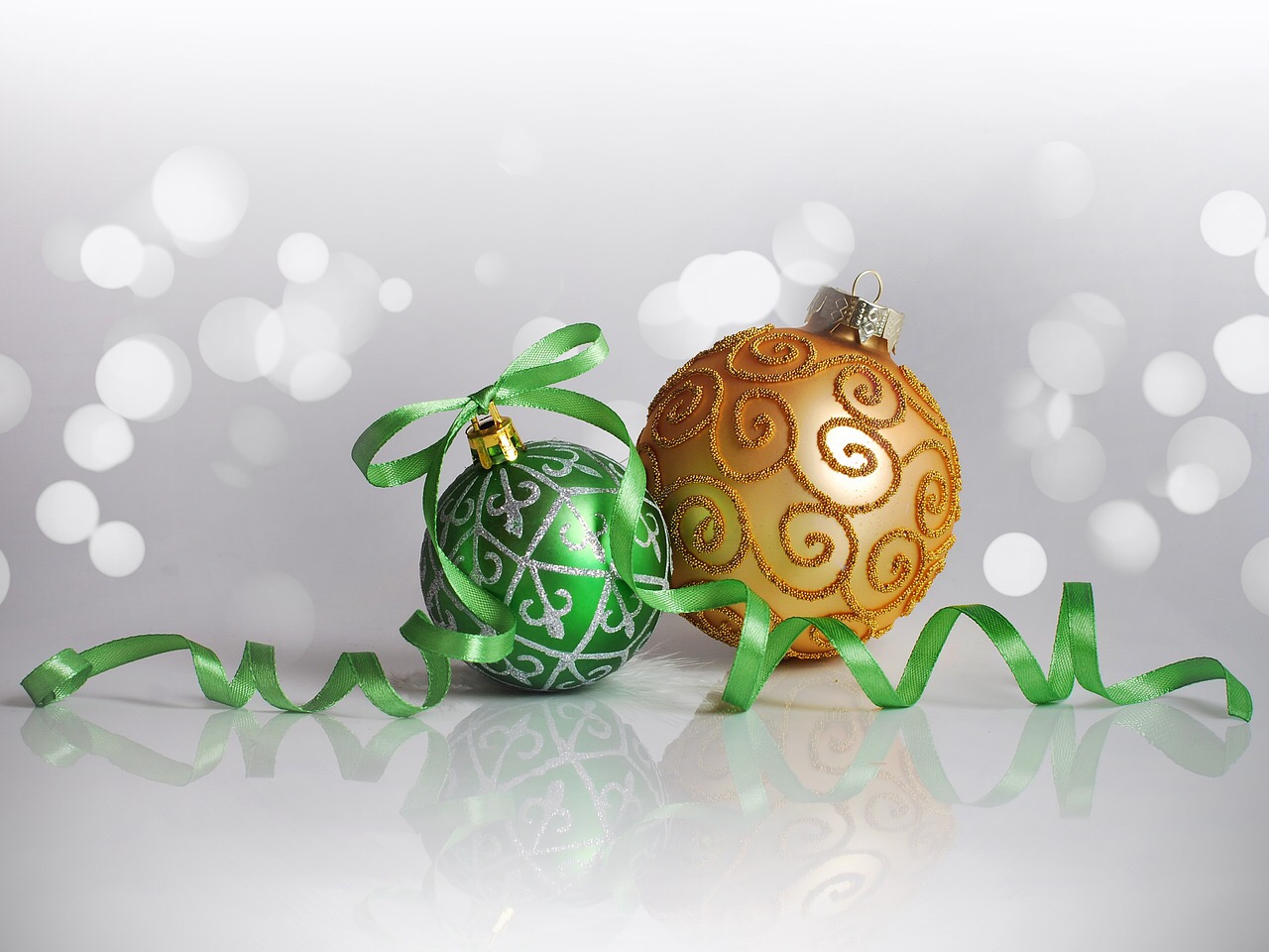 Christmas ornaments, one green and one gold. Credit: cloisy/Pixabay